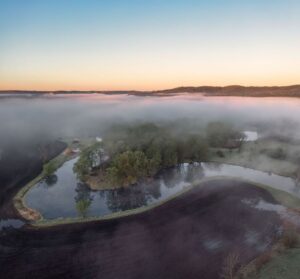 Nebel über Wasserläufen und Feldern der Döhrener Leinemasch im Morgenlicht